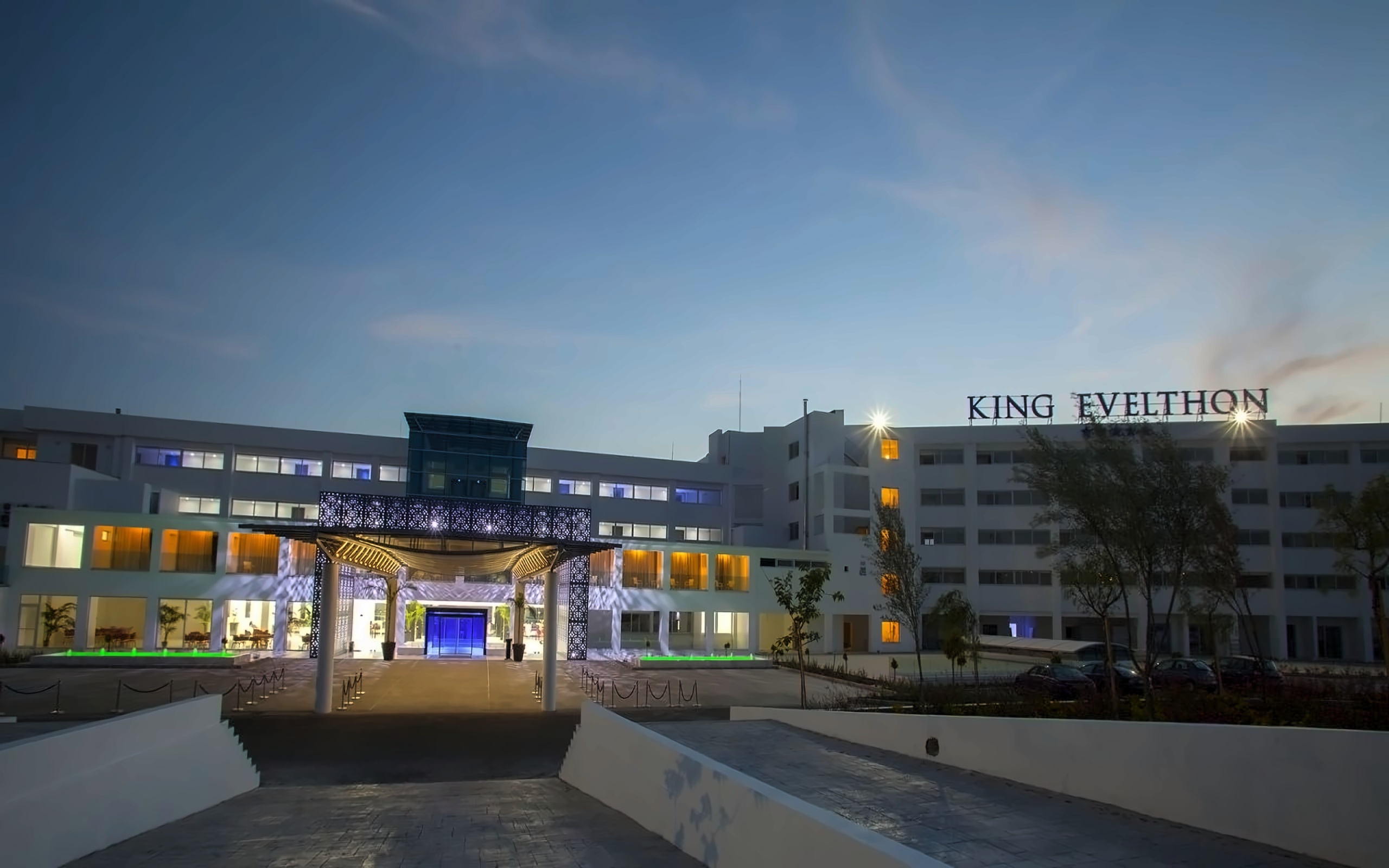 KING EVELTHON BEACH HOTEL